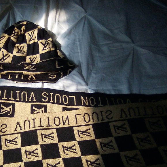 Louise vuitton hat and scarf set - Picture 3 of 4